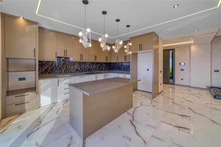 Просторная вилла 4+1 с видом на море и собственной инфраструктурой в Кестеле