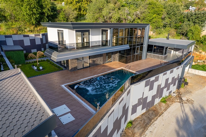 Просторная вилла 4+1 с видом на море и собственной инфраструктурой в Кестеле