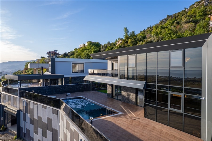 Просторная вилла 4+1 с видом на море и собственной инфраструктурой в Кестеле