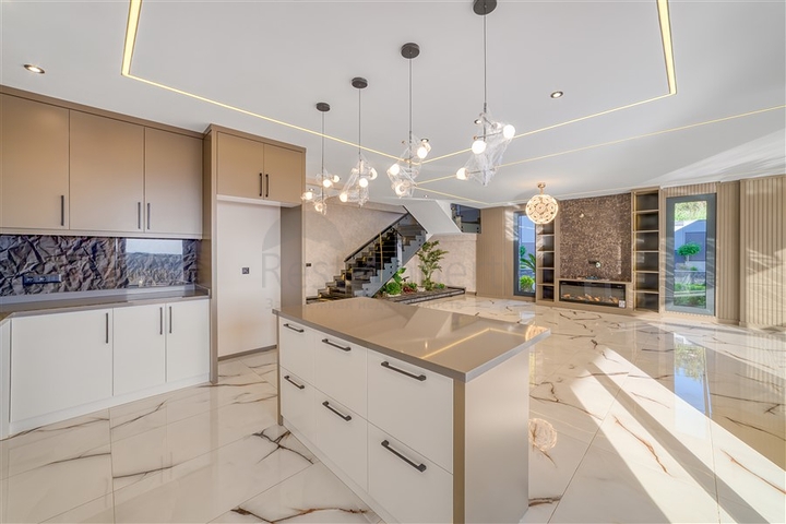 Просторная вилла 4+1 с видом на море и собственной инфраструктурой в Кестеле