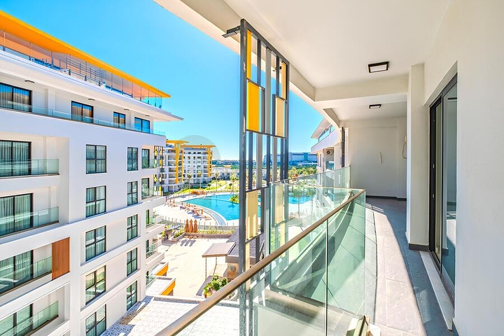 Современная квартира 2+1 в новом жилом комплексе у моря в районе Тюрклер