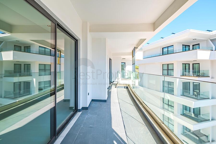 Современная квартира 2+1 в новом жилом комплексе у моря в районе Тюрклер