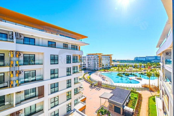 Современная квартира 2+1 в новом жилом комплексе у моря в районе Тюрклер