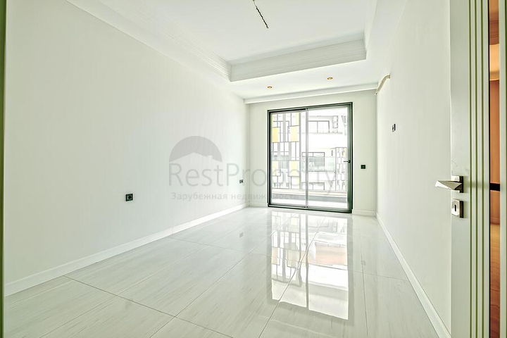 Современная квартира 2+1 в новом жилом комплексе у моря в районе Тюрклер