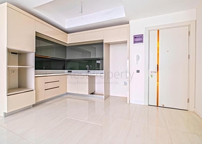 Современная квартира 2+1 в новом жилом комплексе у моря в районе Тюрклер