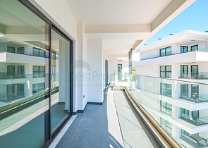 Современная квартира 2+1 в новом жилом комплексе у моря в районе Тюрклер