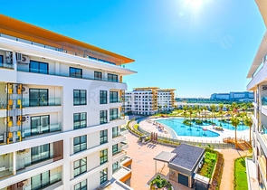 Современная квартира 2+1 в новом жилом комплексе у моря в районе Тюрклер