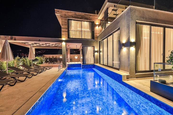 Элегантная вилла с бассейнами и видом на море в Калкане