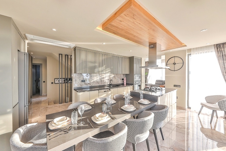 Элегантная вилла с бассейнами и видом на море в Калкане