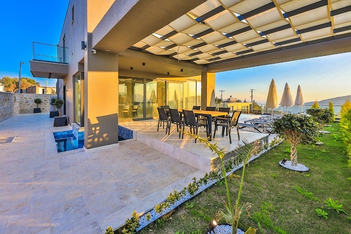 Элегантная вилла с бассейнами и видом на море в Калкане