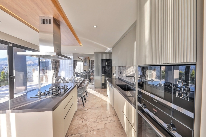 Элегантная вилла с бассейнами и видом на море в Калкане