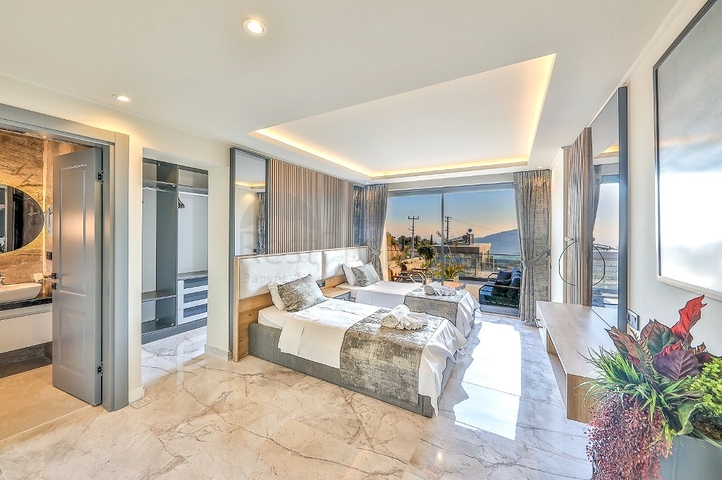 Элегантная вилла с бассейнами и видом на море в Калкане