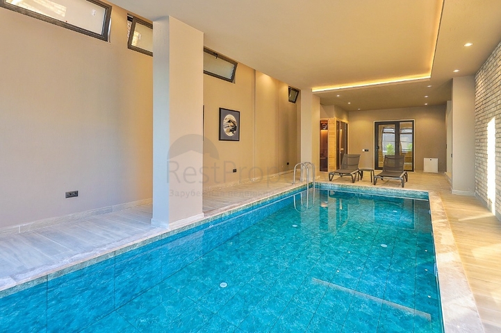 Элегантная вилла с бассейнами и видом на море в Калкане