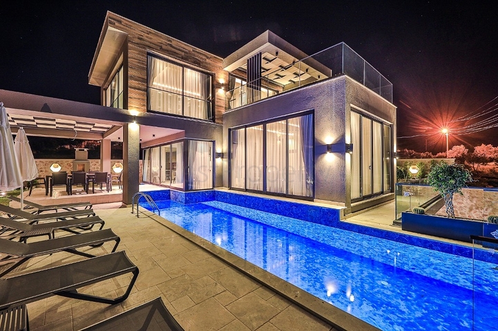 Элегантная вилла с бассейнами и видом на море в Калкане