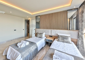 Элегантная вилла с бассейнами и видом на море в Калкане