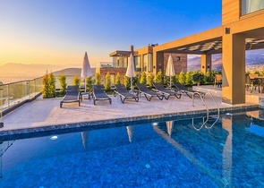 Элегантная вилла с бассейнами и видом на море в Калкане