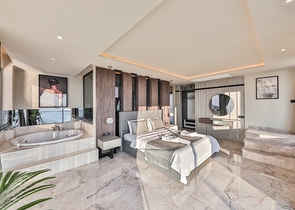 Элегантная вилла с бассейнами и видом на море в Калкане