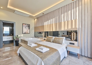 Элегантная вилла с бассейнами и видом на море в Калкане