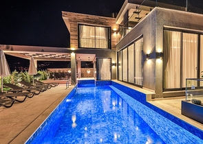 Элегантная вилла с бассейнами и видом на море в Калкане