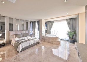 Элегантная вилла с бассейнами и видом на море в Калкане