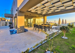 Элегантная вилла с бассейнами и видом на море в Калкане