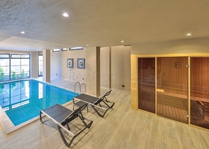 Элегантная вилла с бассейнами и видом на море в Калкане