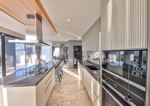 Элегантная вилла с бассейнами и видом на море в Калкане