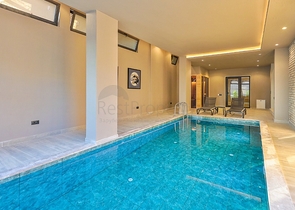 Элегантная вилла с бассейнами и видом на море в Калкане