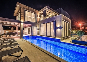 Элегантная вилла с бассейнами и видом на море в Калкане