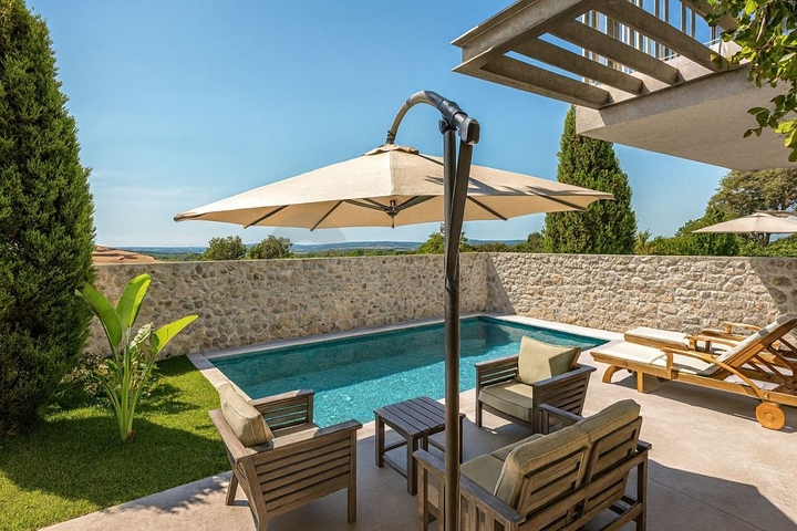 Уединённая вилла с личным бассейном в Калкане