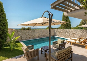 Уединённая вилла с личным бассейном в Калкане