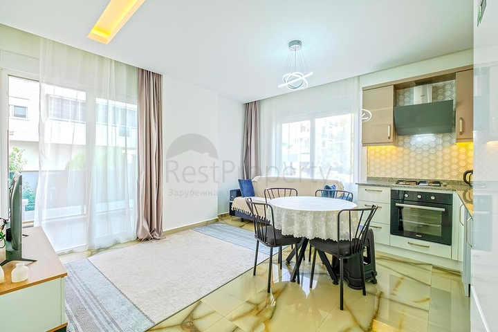 Современная квартира с просторной террасой у моря в Махмутларе