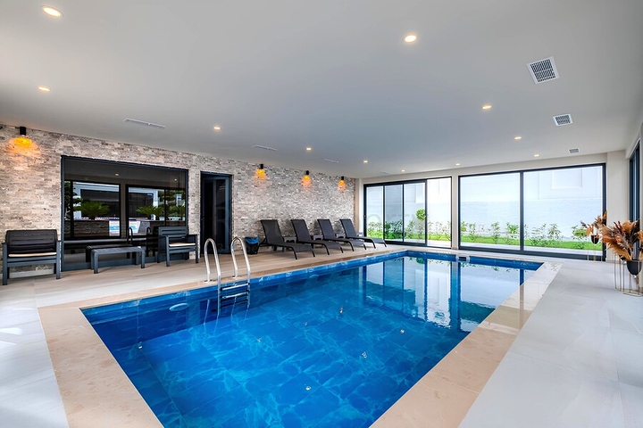 Современная квартира с просторной террасой у моря в Махмутларе