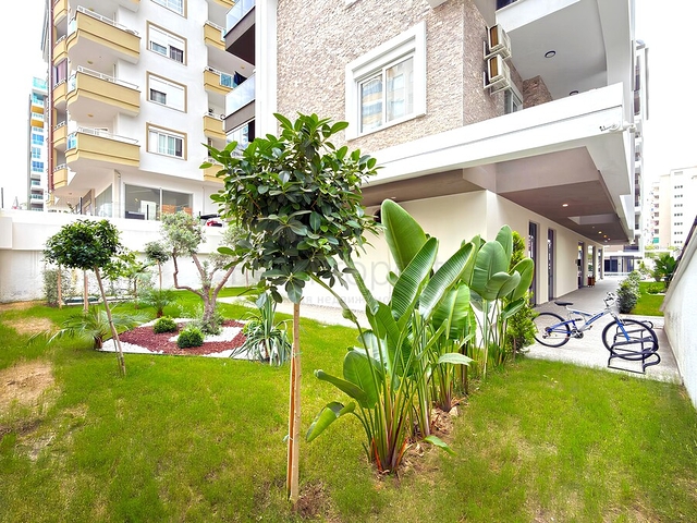 Современная квартира с просторной террасой у моря в Махмутларе