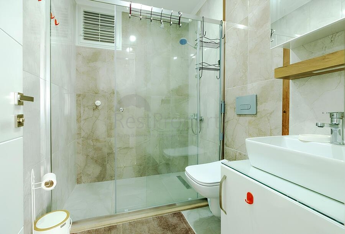 Современная квартира с просторной террасой у моря в Махмутларе