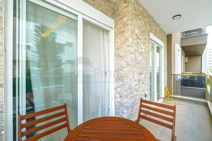 Современная квартира с просторной террасой у моря в Махмутларе