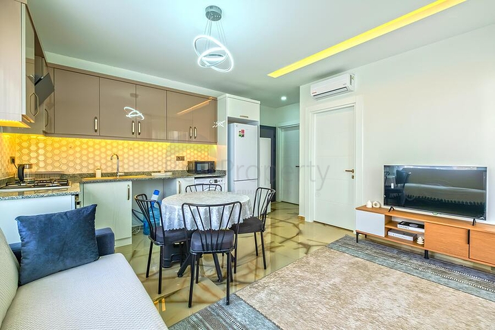 Современная квартира с просторной террасой у моря в Махмутларе