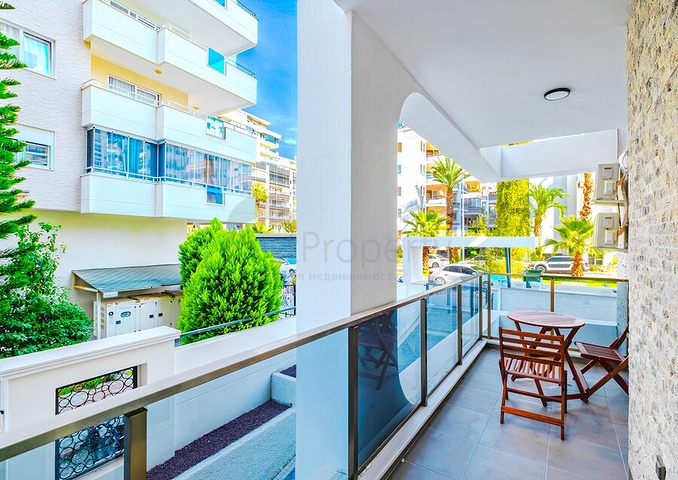 Современная квартира с просторной террасой у моря в Махмутларе