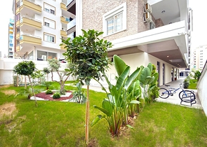 Современная квартира с просторной террасой у моря в Махмутларе