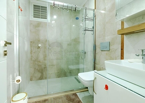 Современная квартира с просторной террасой у моря в Махмутларе