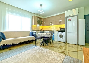 Современная квартира с просторной террасой у моря в Махмутларе