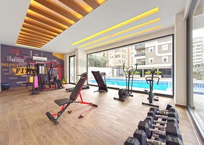 Современная квартира с просторной террасой у моря в Махмутларе