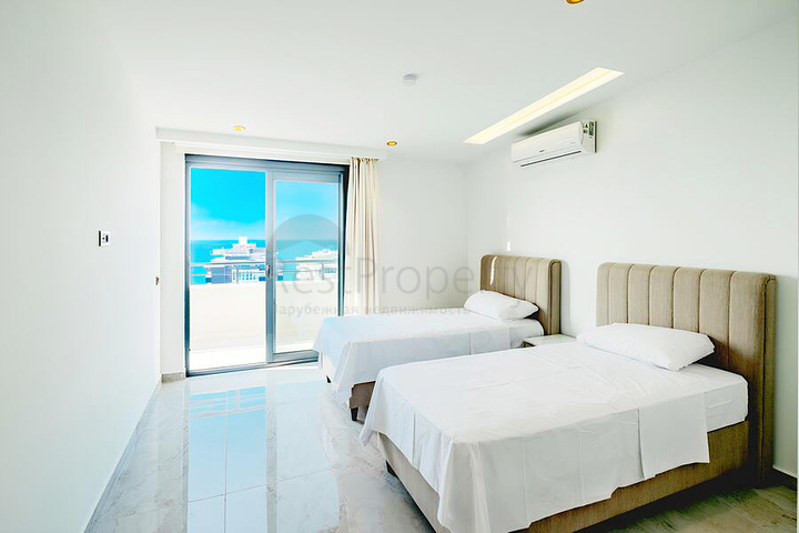 Роскошный пентхаус с видом на море в Тосмуре