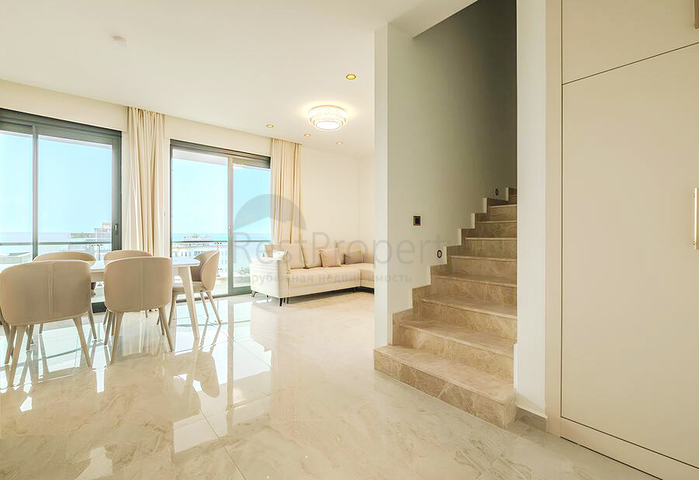 Роскошный пентхаус с видом на море в Тосмуре