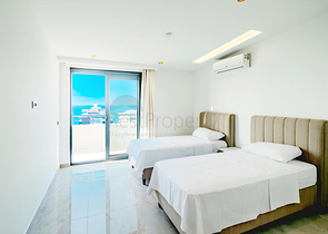 Роскошный пентхаус с видом на море в Тосмуре