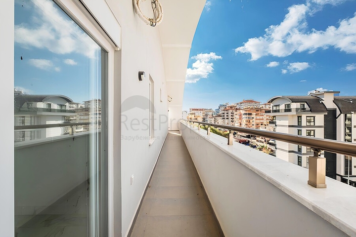 Просторный пентхаус 3+1 с террасой в современном комплексе рядом с морем в Махмутларе