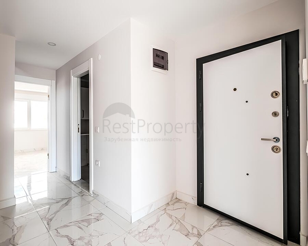 Просторный пентхаус 3+1 с террасой в современном комплексе рядом с морем в Махмутларе