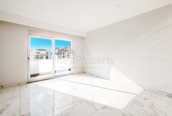 Просторный пентхаус 3+1 с террасой в современном комплексе рядом с морем в Махмутларе