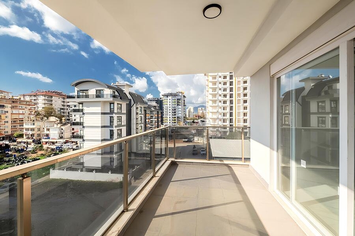 Просторный пентхаус 3+1 с террасой в современном комплексе рядом с морем в Махмутларе