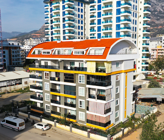 Просторный пентхаус 3+1 с террасой в современном комплексе рядом с морем в Махмутларе